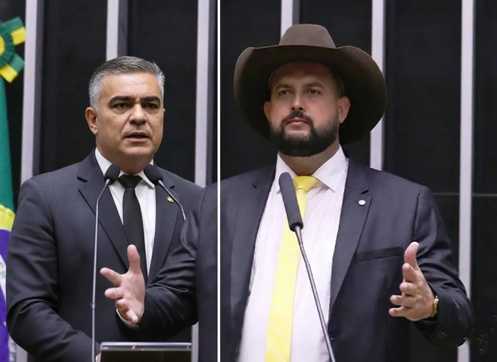 Imagem mostra os deputados Sargento Lima e Zé Trovão no plenário do Legislativo falando.