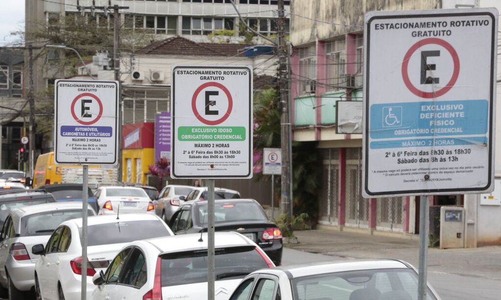 ruas com carros estacionados em vagas preferênciais