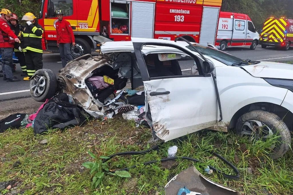 Acidente na SC-418 deixa mulher e criança mortas
