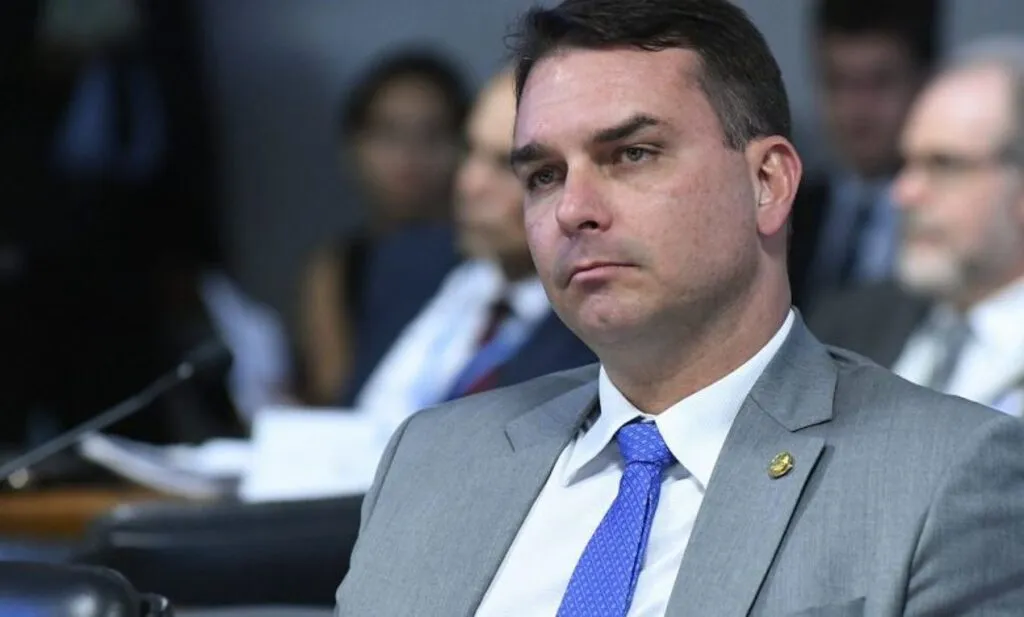 Pai manda Flávio Bolsonaro votar a favor do fim da escala 6x1 e revisar depois