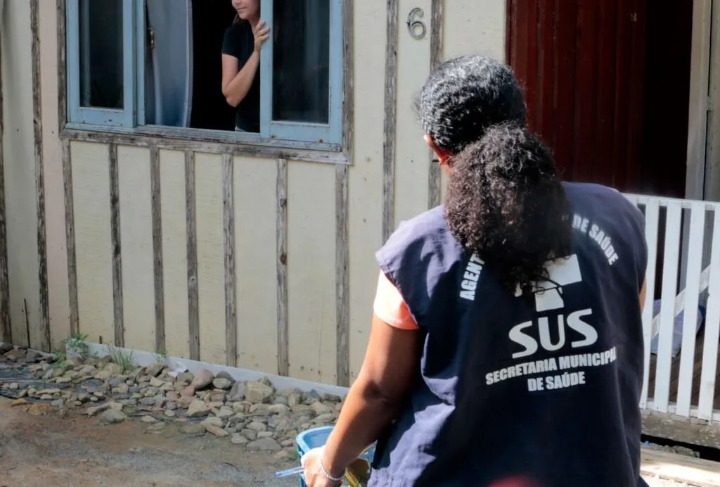 Agente comunitário durante visitas às comunidades