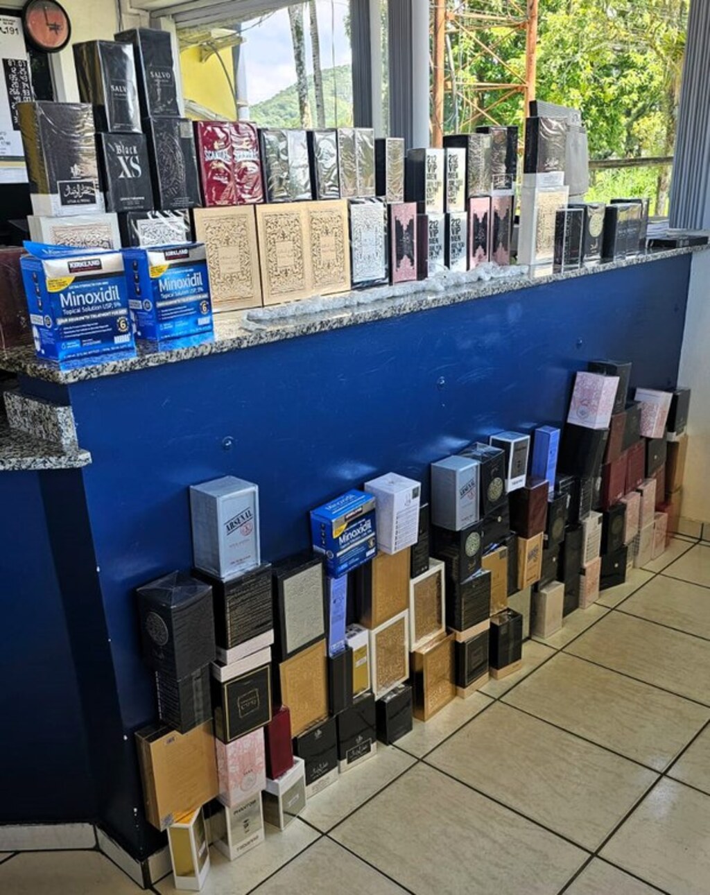 Carga irregular de medicamentos e perfumes é flagrada na BR-101, em Joinville