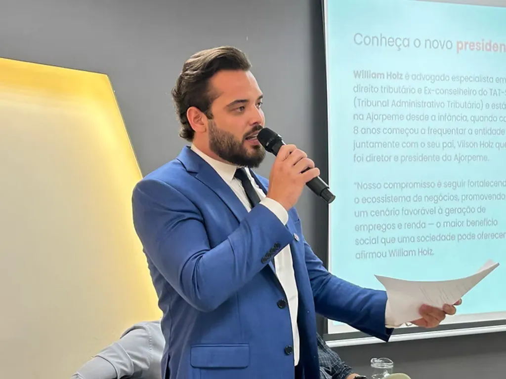 Advogado Willian Holz durante uma palestra