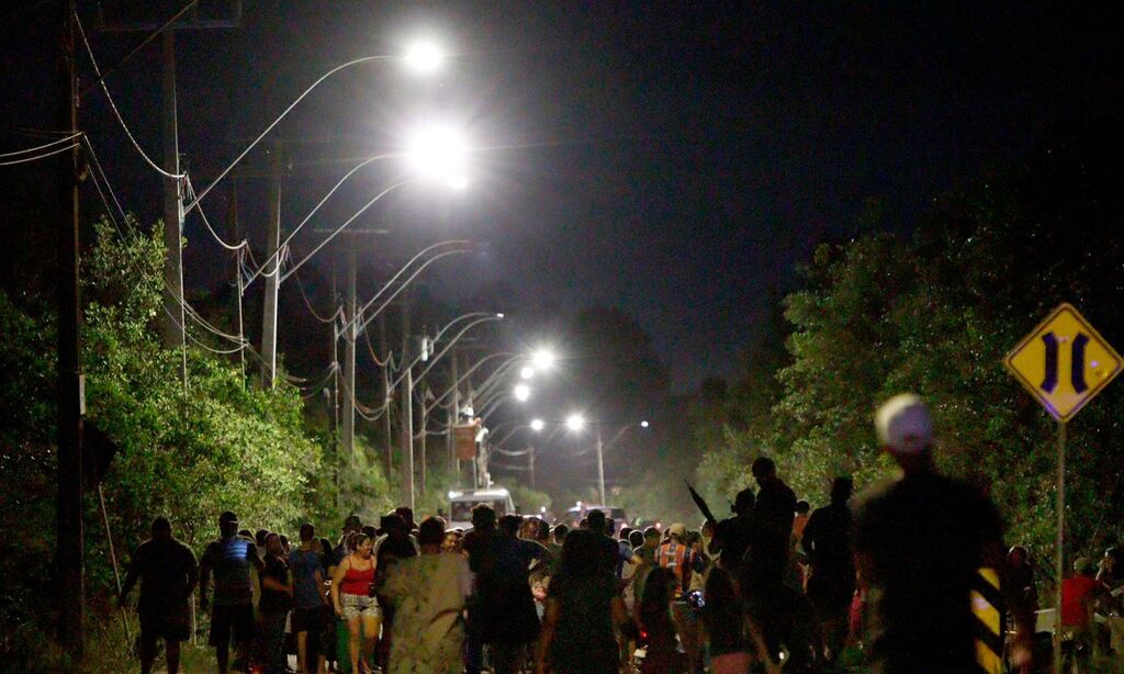 Iluminação pública é ativada no acesso ao Morro do Amaral após décadas de espera