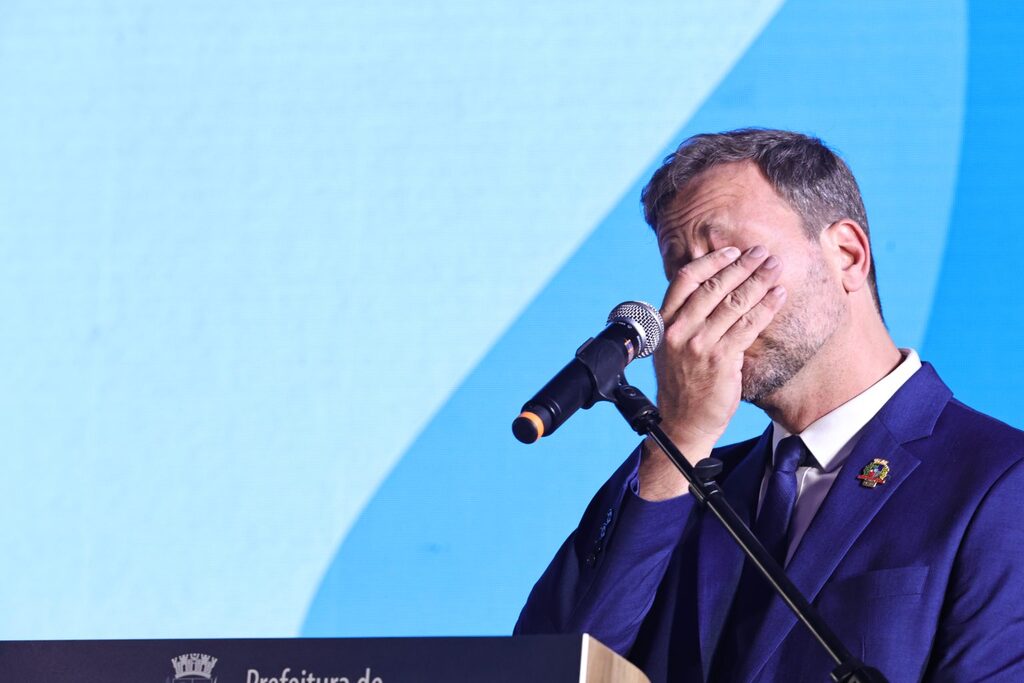 Adriano Silva durante discurso de despedida