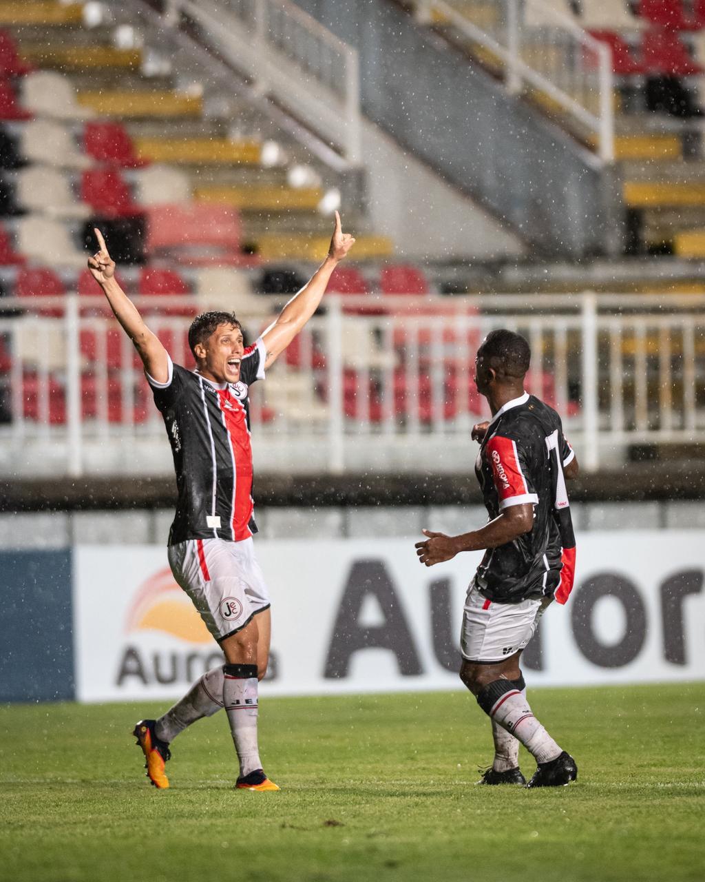 JEC vence e respira contra o rebaixamento