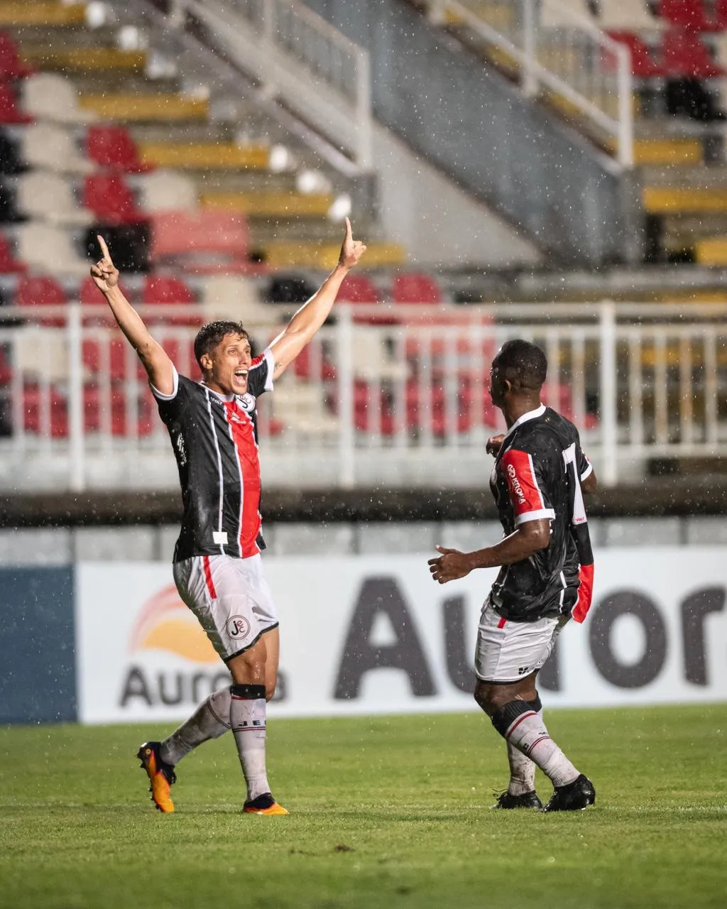 JEC vence e respira contra o rebaixamento