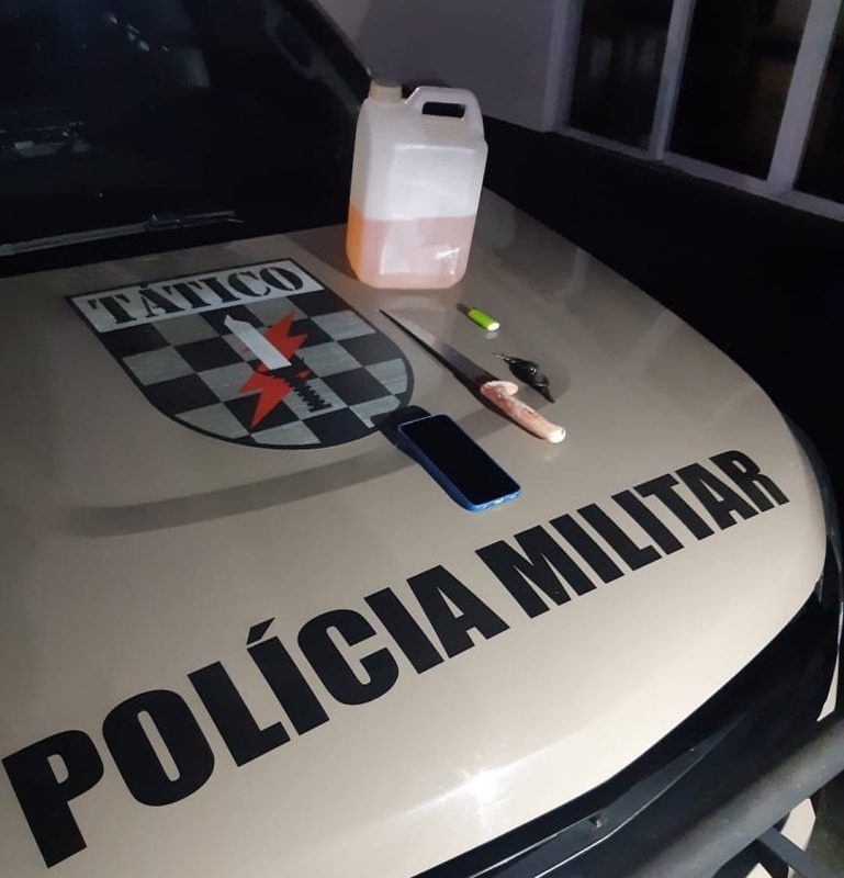 Homem é preso em posse de uma faca e com galão de gasolina e isqueiro após ameaçar atear fogo em residência (PMSC/Divulgação)