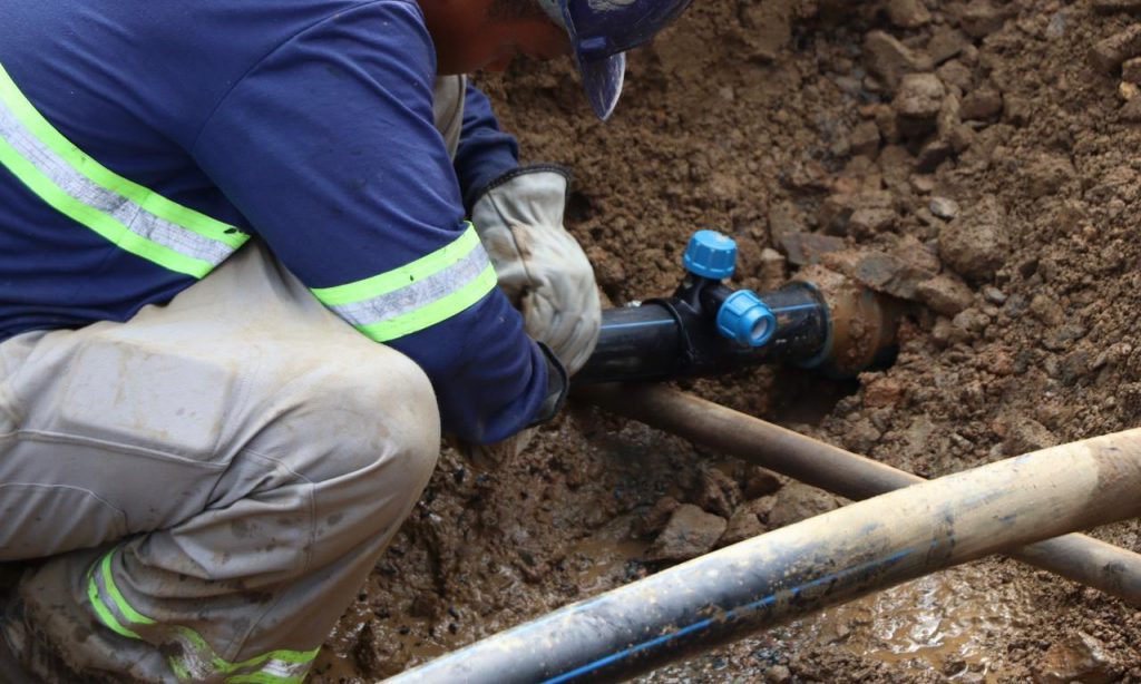 Obras na rede de esgoto do Iririú - foto divulgação