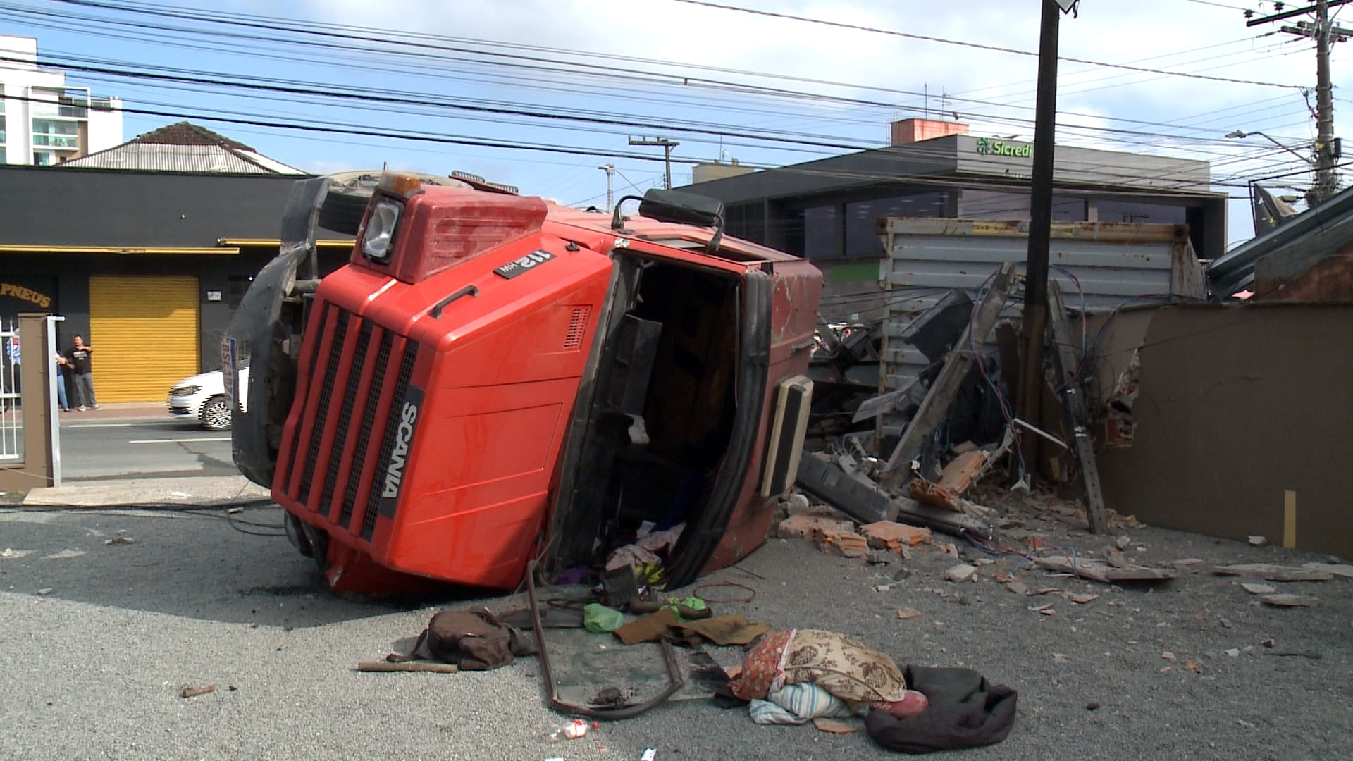 Caminhão tombado na Rua Santa Catarina