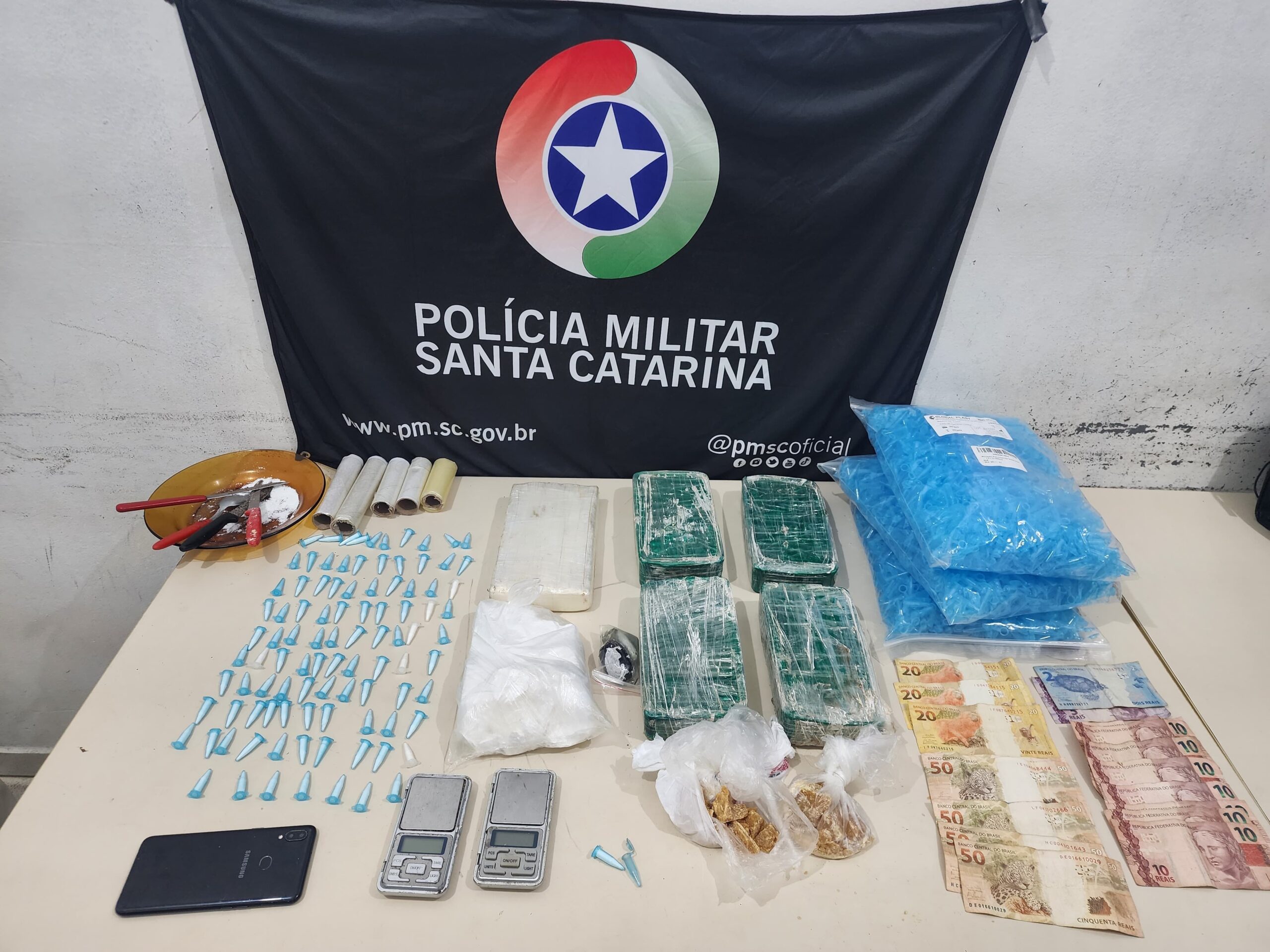 Drogas apreendidas em ponto de tráfico - Foto Polícia Militar