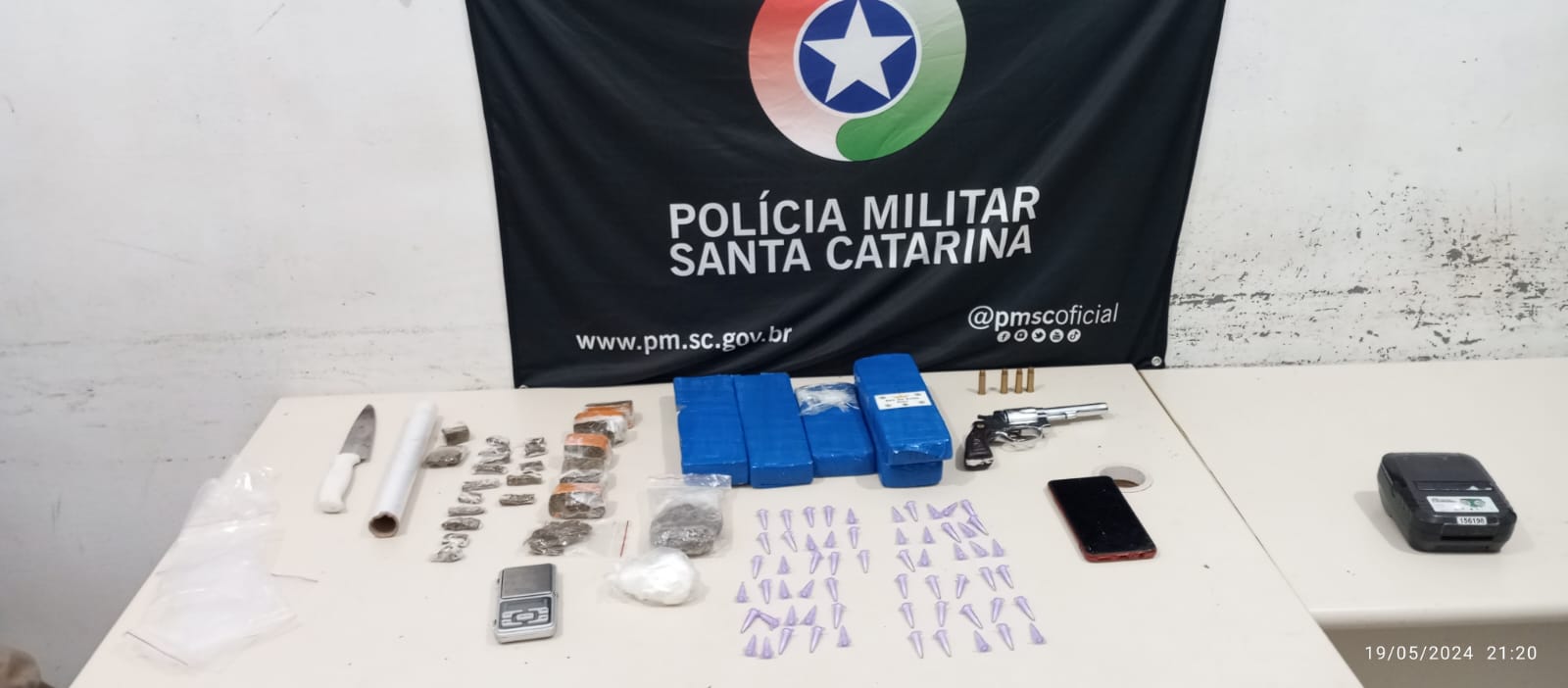 Drogas, armas e munições encontradas em apartamento no Iririú - Foto Polícia Militar