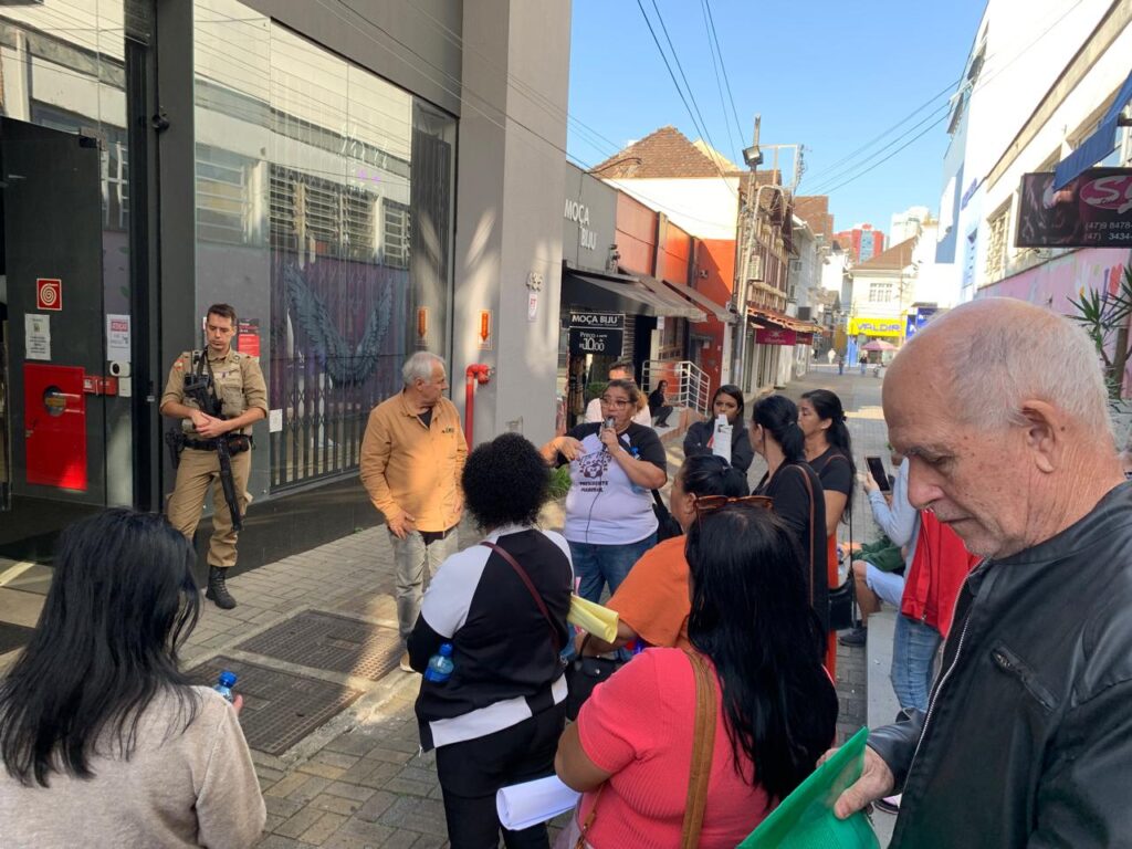 Marisol no protesto acompanhado pelos moradores e policiais - Foto por Fagner Ramos