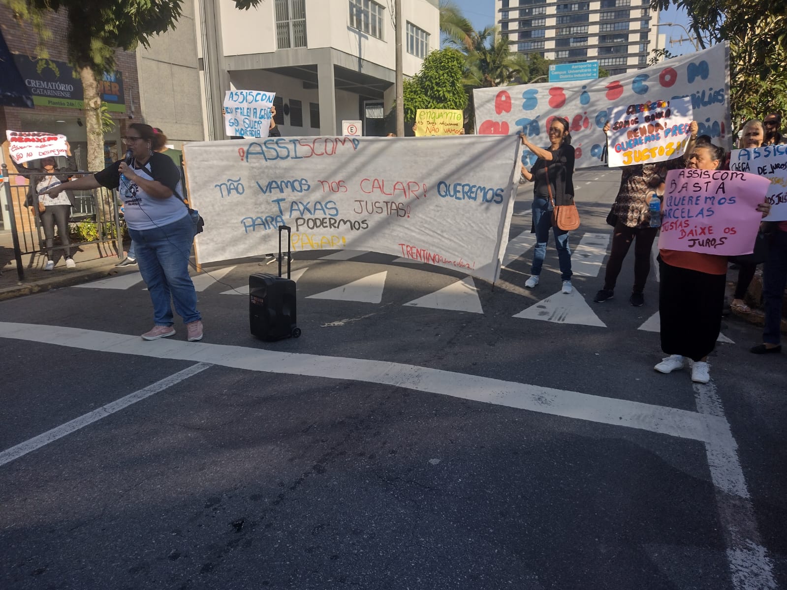 Moradores do Trentino em protesto por melhorias no acordo de condominios atrasados - Foto por Leticia Helena