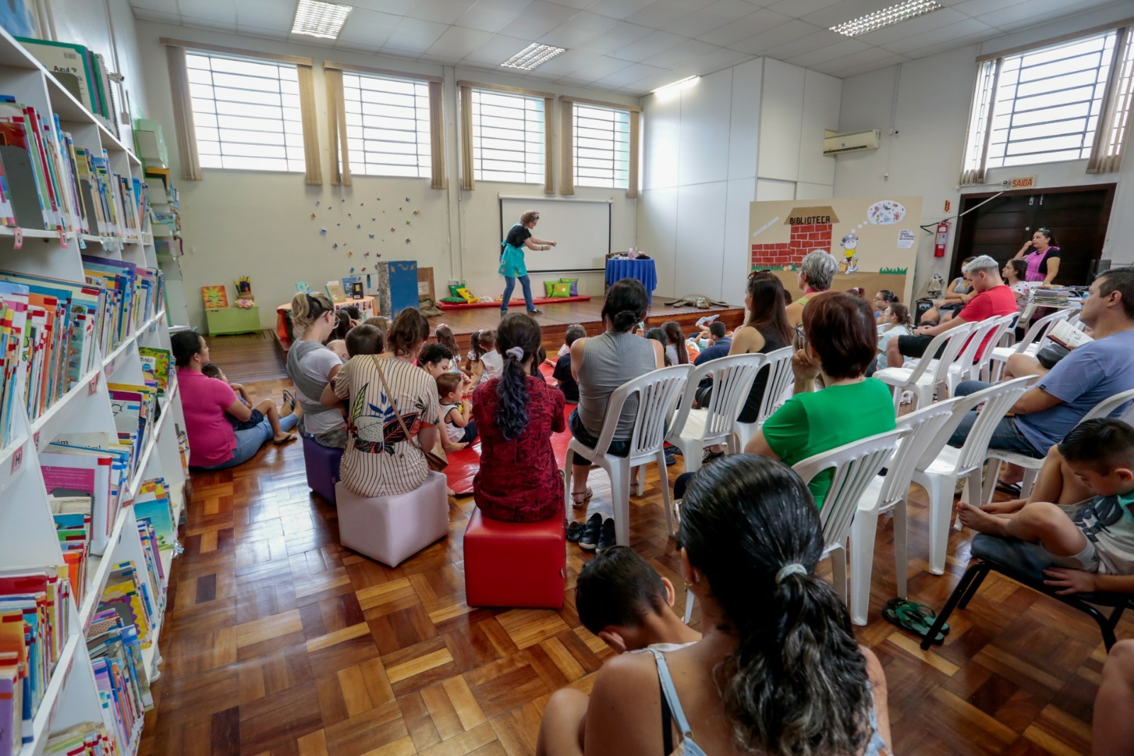 Alunos e pais participam da contação de histórias na Biblioteca - Foto divulgação