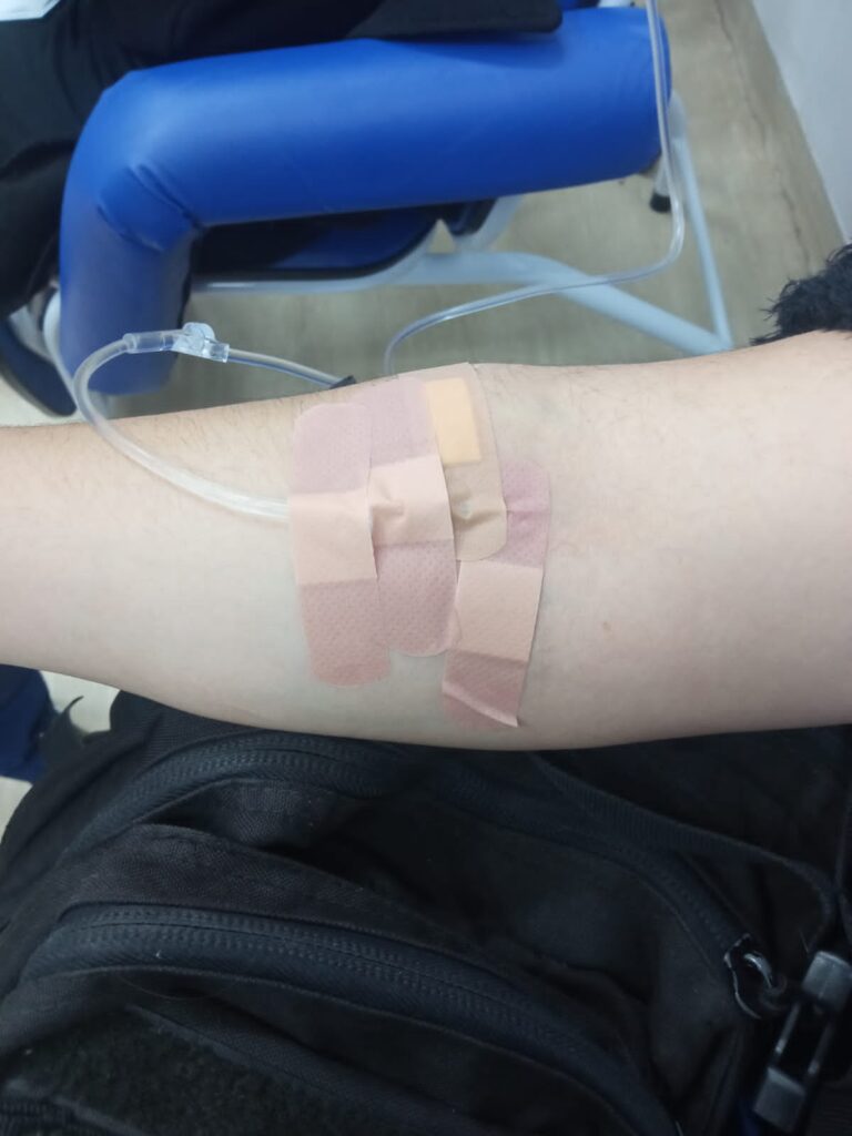 Bandaid utilizado pelo próprio paciente para fixar tubos na pele para uso do soro