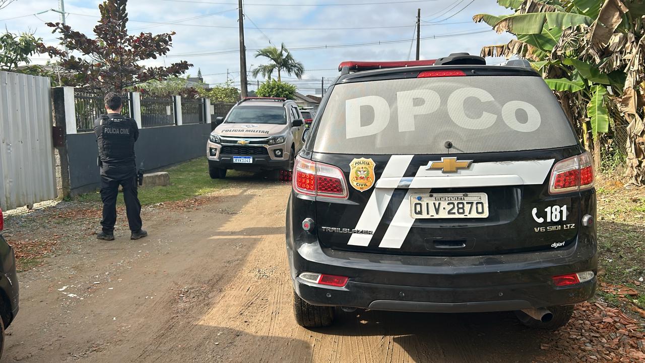 Suspeito fugiu pela mata e foi capturado escondido em uma escola - Foto Polícia Civil