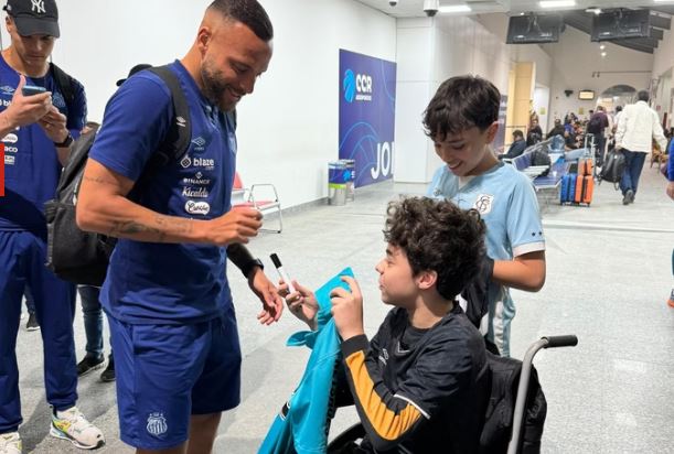 Atacante Guilherme sendo recepcionado por torcedores no aeroporto de Joinville - Foto Nicole Meyer_Metrópoles