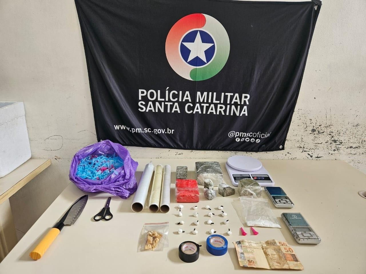 Drogas e artefatos para preparo apreendidos pela polícia - Foto PM