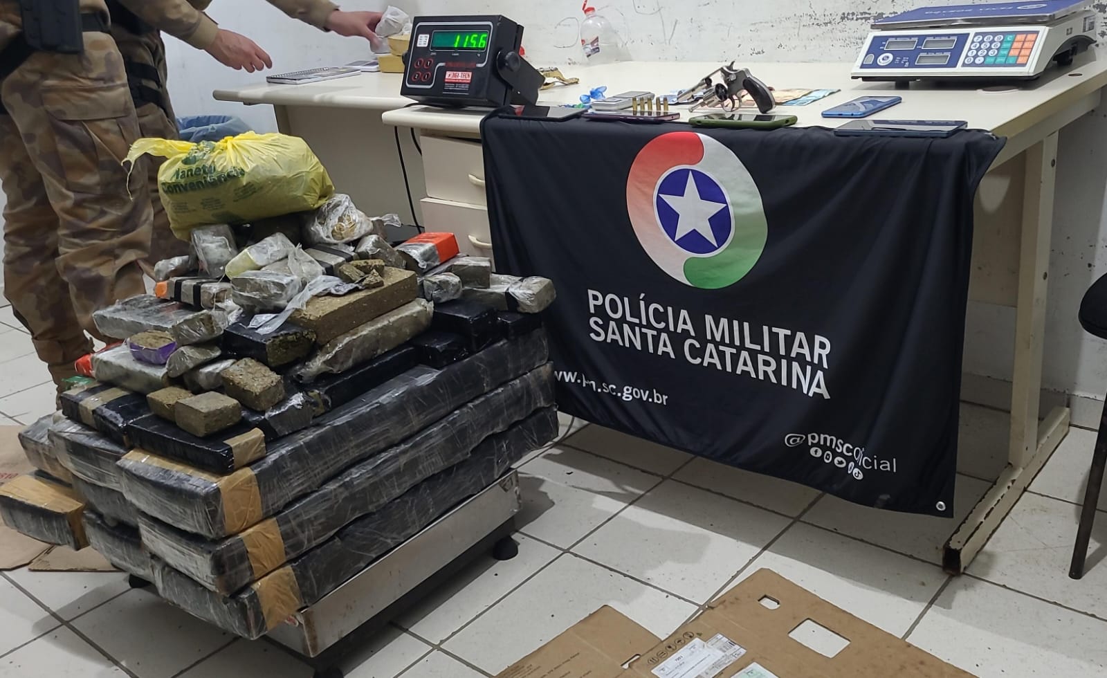 Maconha, MDMA, crack e cocaína foram apreendidos em casa no América - Foto PM