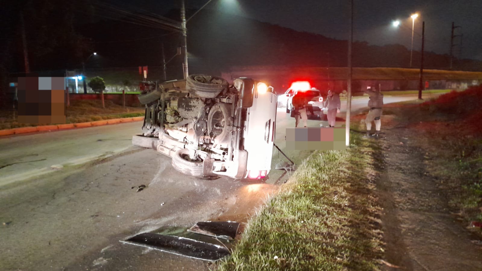 Veículo capotado durante perseguição policial - Foto PM