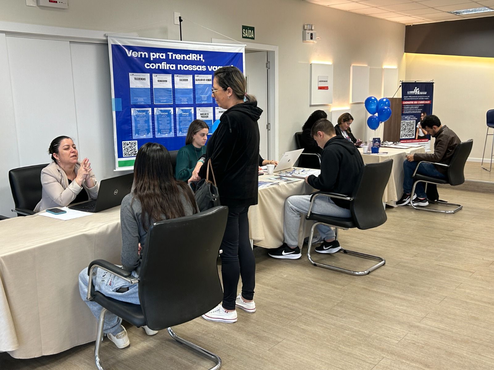 Jovens em atendimento durante o feirão da Ajorpeme