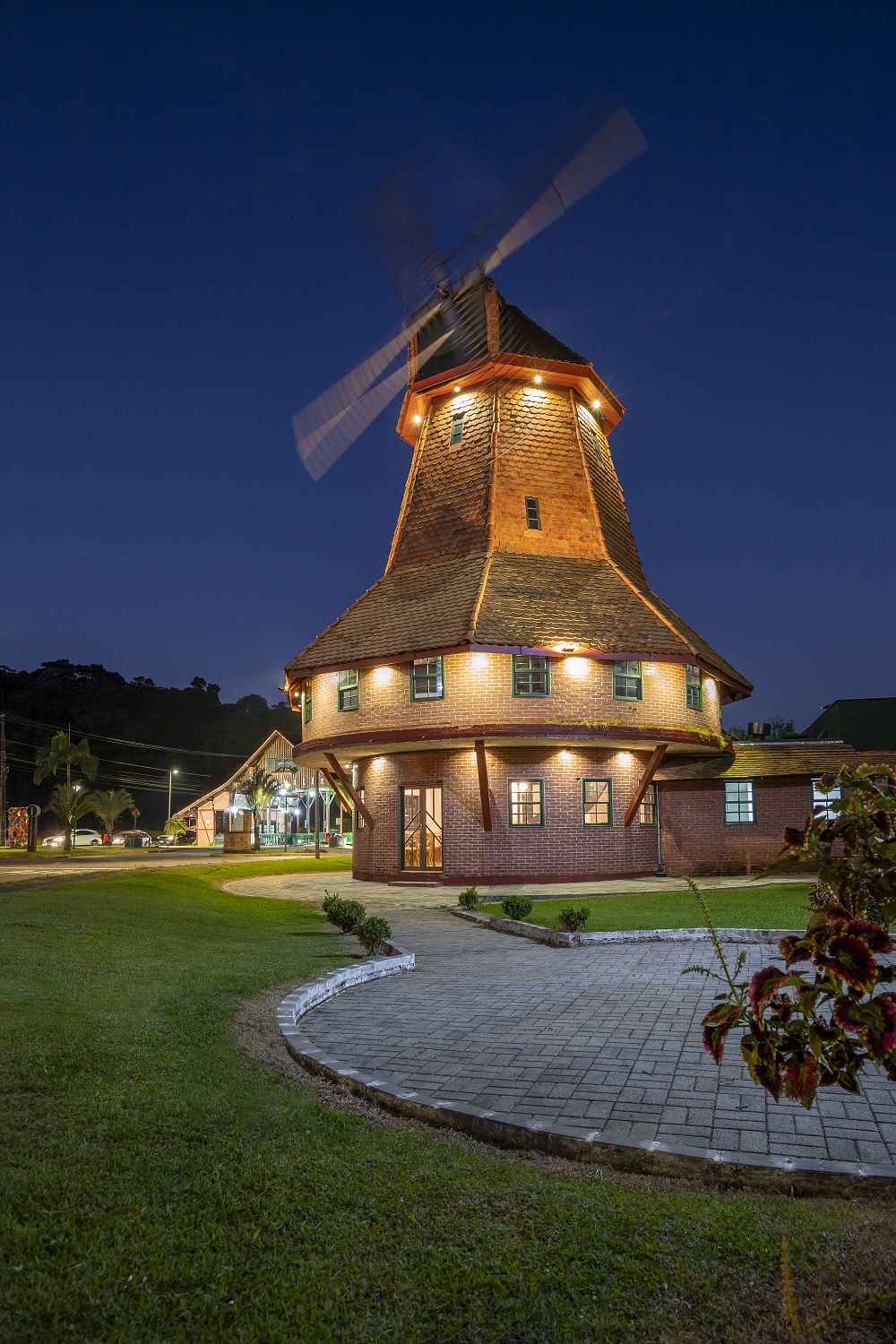 Revitalização da iluminação do Moinho na entrada de Joinville - Crédito Juliano Cruz