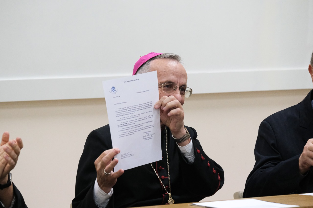 Dom Francisco Carlos Bach com o documento assinado pelo Papa - foto Divulgação