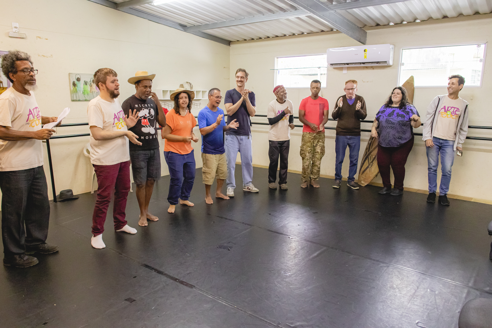 Grupo de Teatro Louco é Pouco e equipe técnica em ensaio - Foto Gabriel Batz.