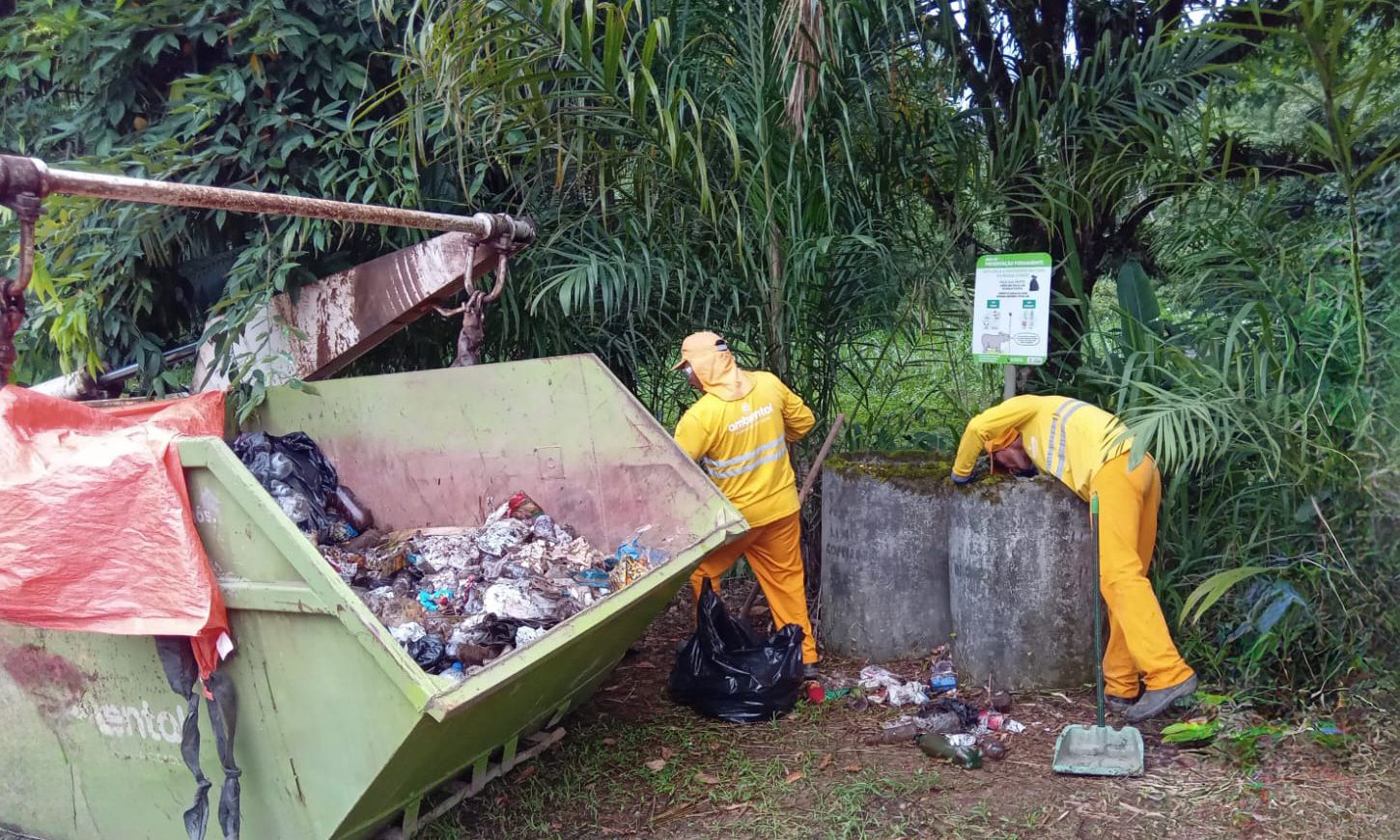 Ação de empresa de limpeza retirando lixo próximo a rios em áreas rurais de Joinville - Foto Divulgação