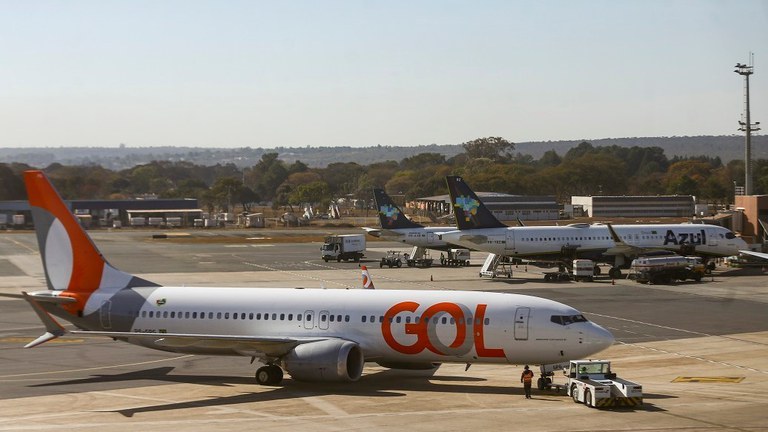 Pátio com aviões da GOL e Azul - Foto Marcelo Camargo_Agência Brasil