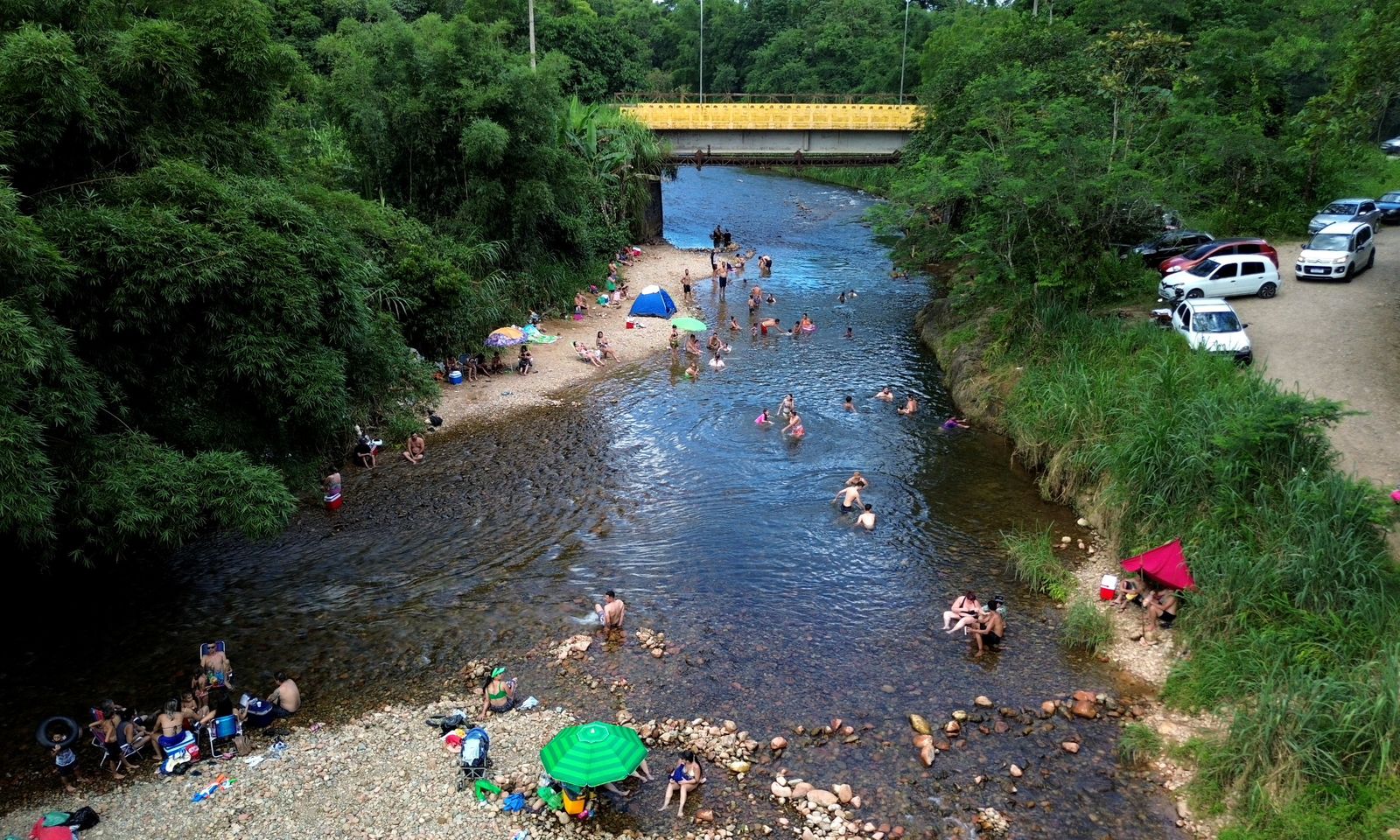 População tomando banho em rios situados na zona rural de Joinville - Foto Divulgação