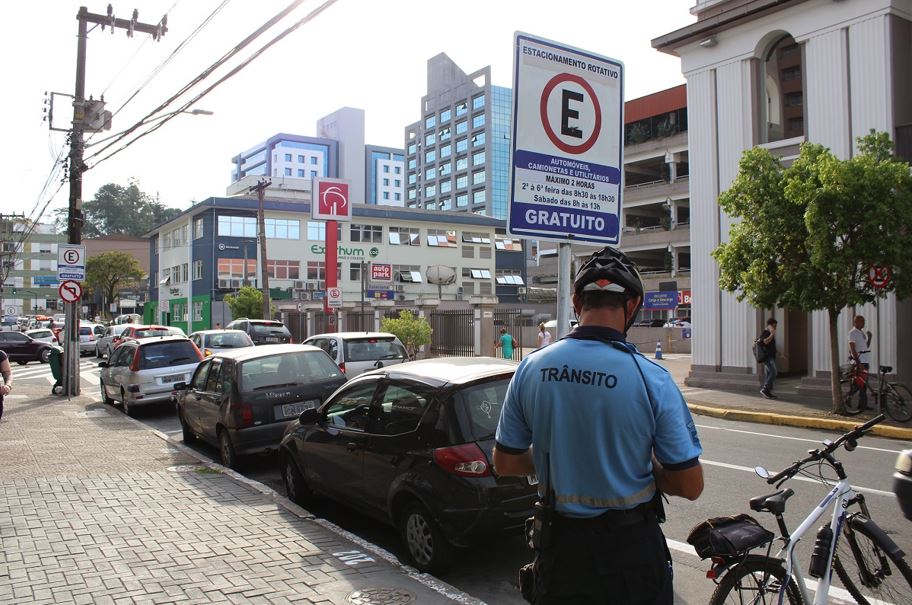 Agente de Trânsito fiscalizando estacionamento rotativo em Joinville - Foto CDL Joinville