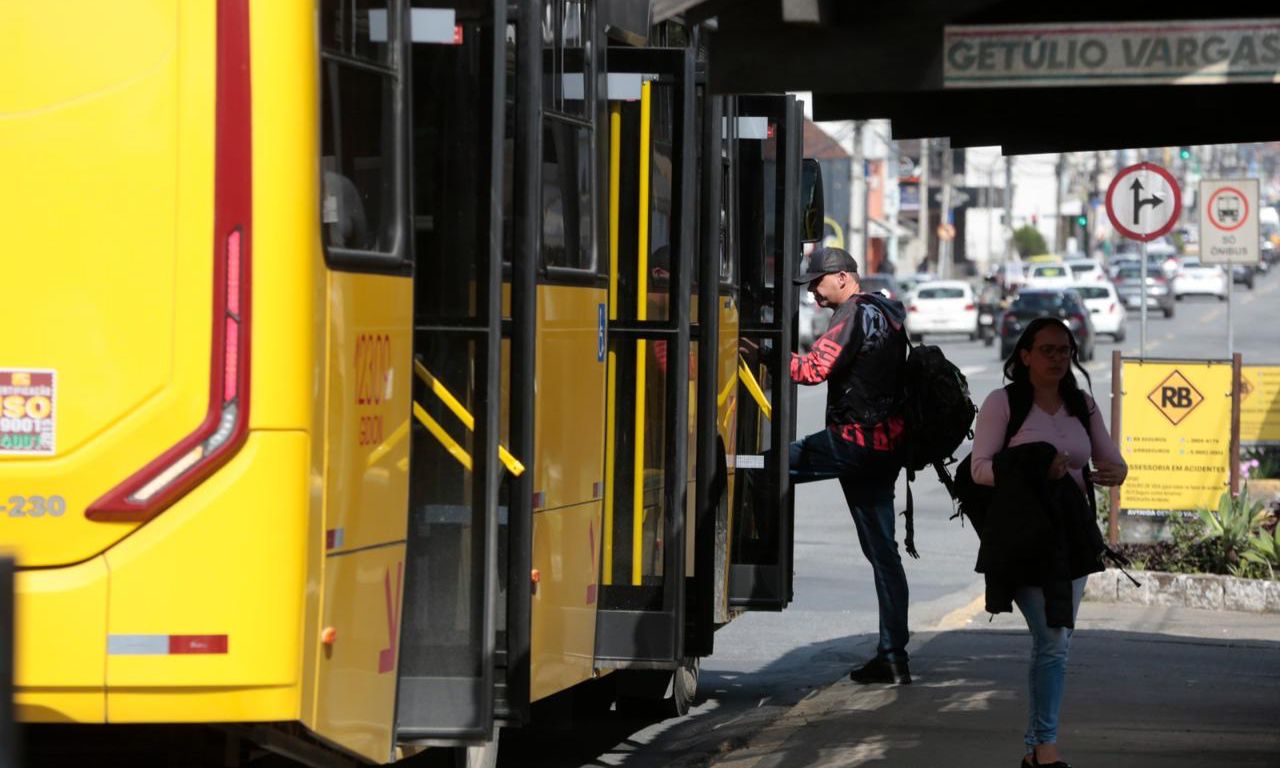 População enfrenta ônibus cheios, linhas escassas e ônibus sem ar condicionado - Foto Divulgação