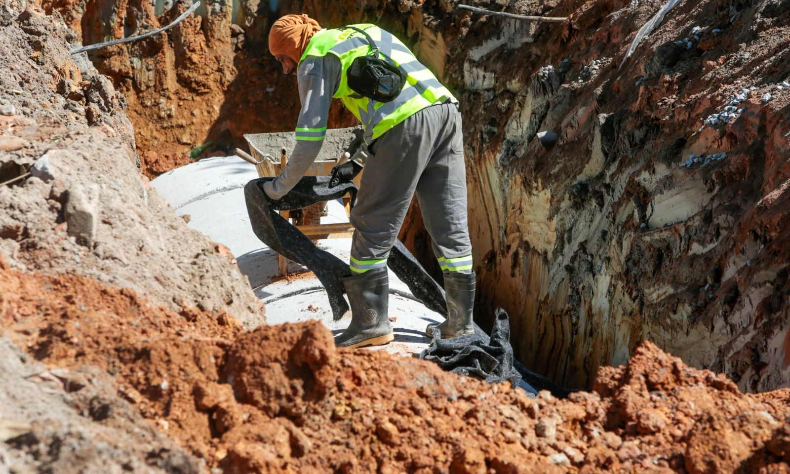 Técnicos em atuação na rede pluvial - Foto - Divulgação Prefeitura