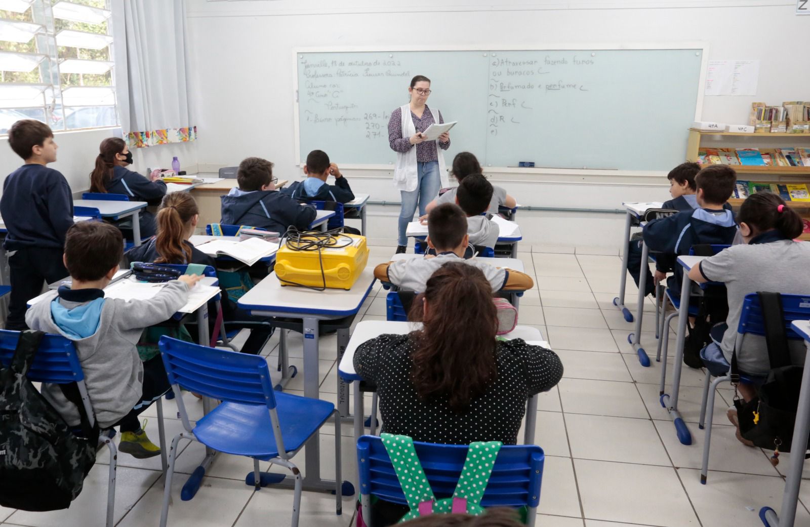 Professor em sala de aula da rede municipal de Joinville - Foto Divulgação Prefeitura