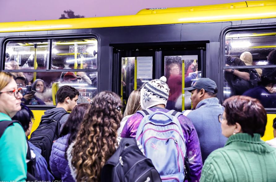 Ônibus lotado durante horário de pico - Foto Mauro Artur Schlieck_CVJ