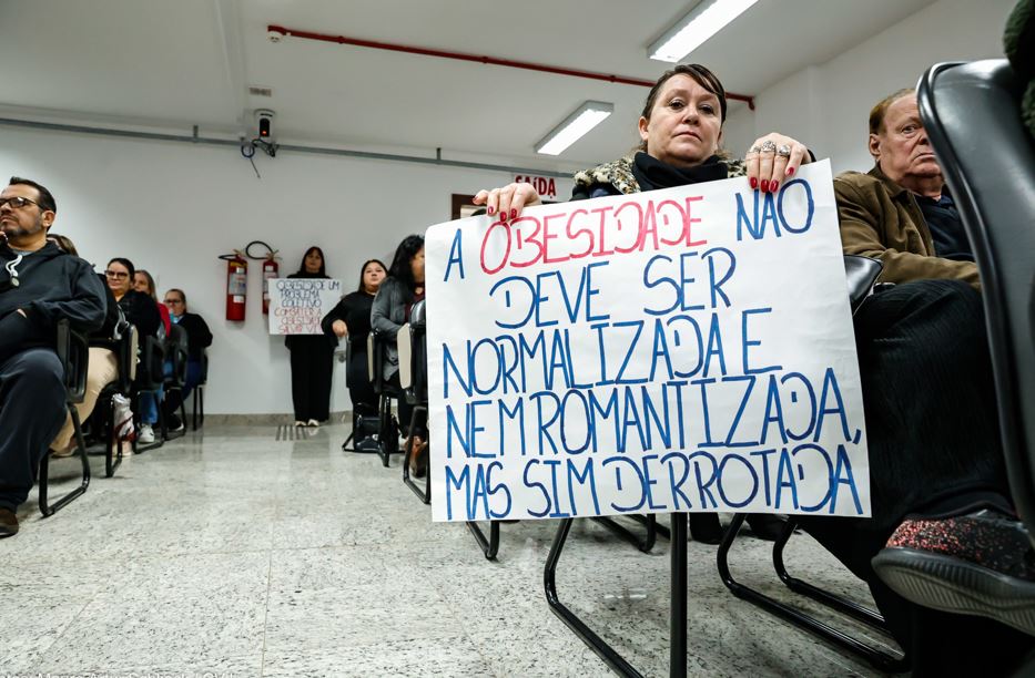 Pacientes fazem protesto durante reunião com a Comissão de Saúde da Câmara — Foto: CVJ