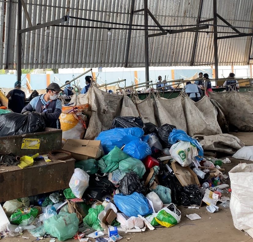 Trabalhadores durante reciclagem de lixo em Joinville - Foto Divulgação
