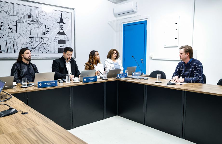 Vereadores em reunião com diretor executivo de Suprimentos e Infraestrutura da Prefeitura - Foto CVJ