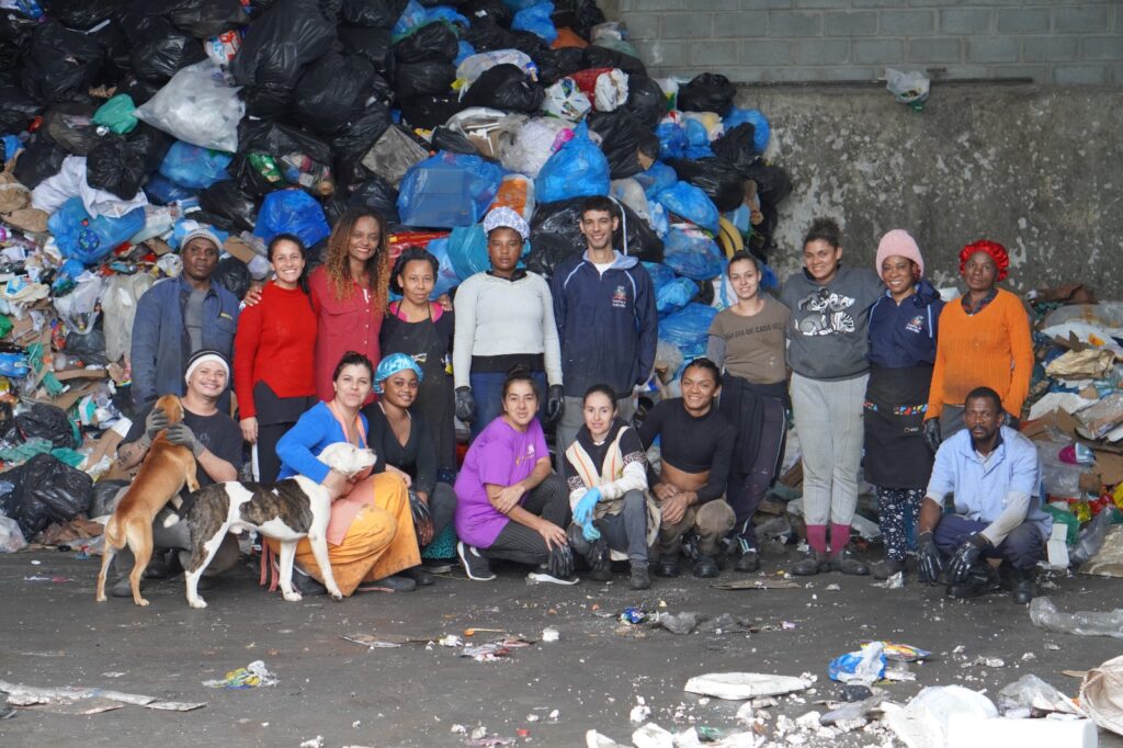 Vereadora Vanessa da Rosa (PT), autora dos projetos, junto aos trabalhadores de reciclagem - Foto: Divulgação.